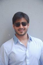 Vivek Oberoi snapped outside Tips office as he signs new film on 21st March 2012 (18).JPG